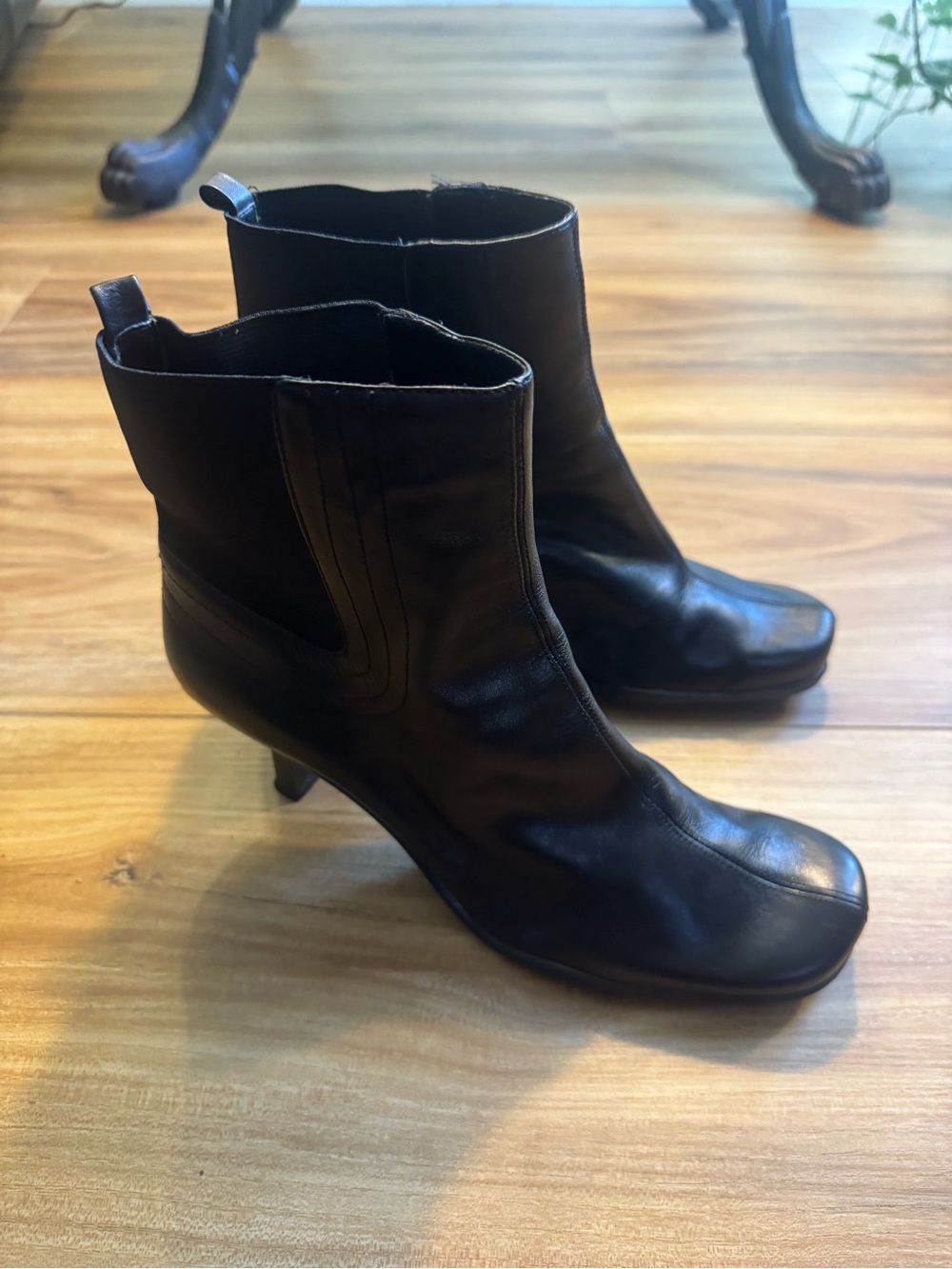 Y2K Classic Black Leather Ankle Booties with Low Kitten Heel